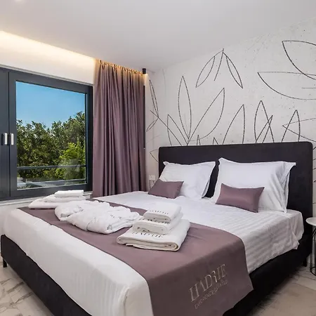 3 Bedroom Stunning In *
